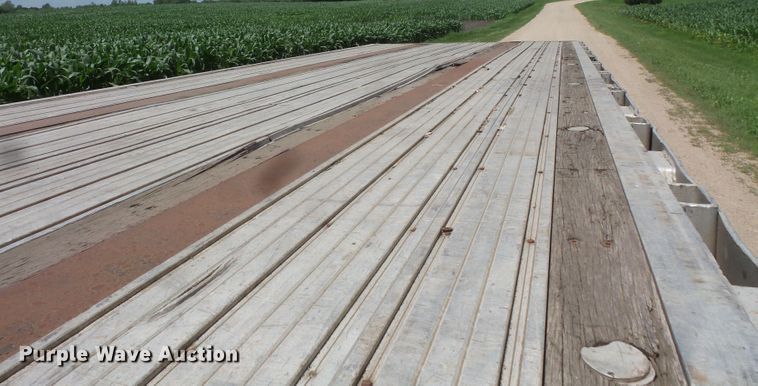 image for item FM9643 1999 Transcraft flatbed trailer