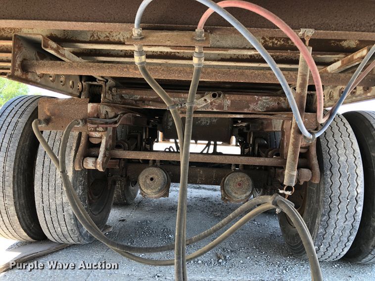 image for item G1866 1986 Stoughton dry van trailer