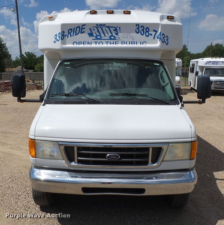 image for item DC5030 2006 Ford Econoline E450 Super Duty shuttle bus