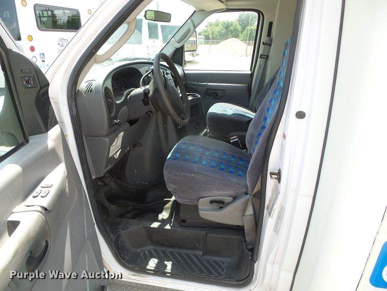 image for item DC5030 2006 Ford Econoline E450 Super Duty shuttle bus