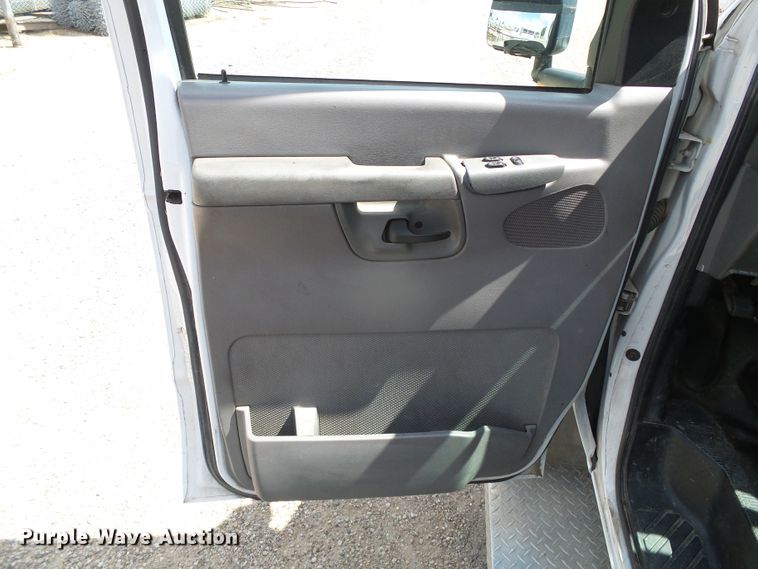 image for item DC5030 2006 Ford Econoline E450 Super Duty shuttle bus