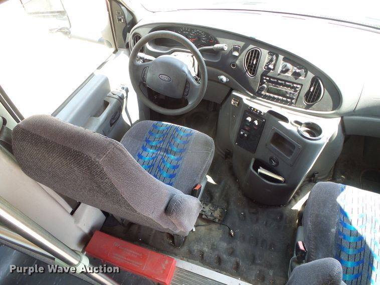 image for item DC5030 2006 Ford Econoline E450 Super Duty shuttle bus