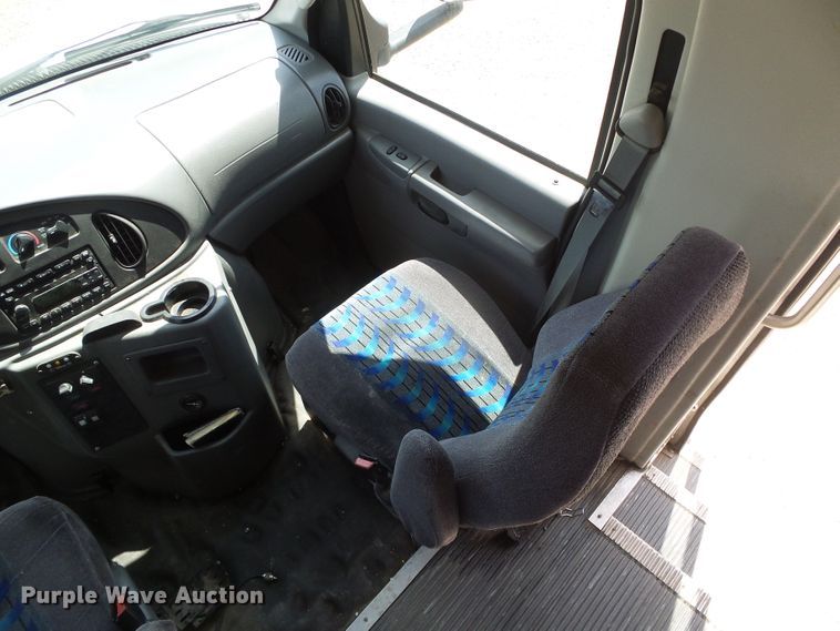 image for item DC5030 2006 Ford Econoline E450 Super Duty shuttle bus
