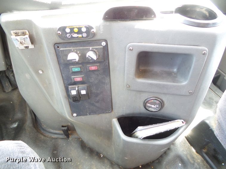 image for item DC5030 2006 Ford Econoline E450 Super Duty shuttle bus