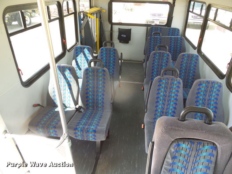 image for item DC5030 2006 Ford Econoline E450 Super Duty shuttle bus