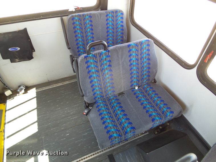 image for item DC5030 2006 Ford Econoline E450 Super Duty shuttle bus