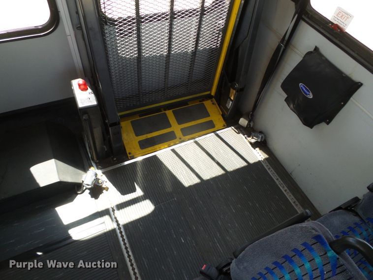 image for item DC5030 2006 Ford Econoline E450 Super Duty shuttle bus