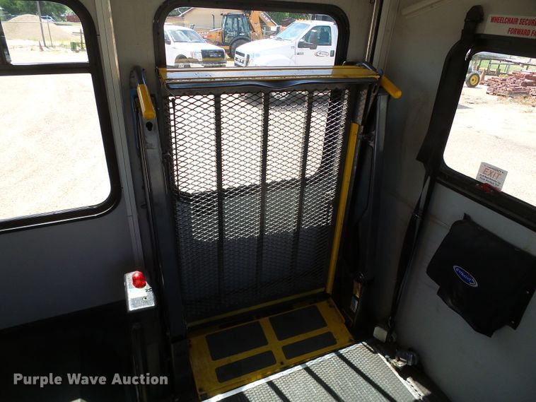 image for item DC5030 2006 Ford Econoline E450 Super Duty shuttle bus