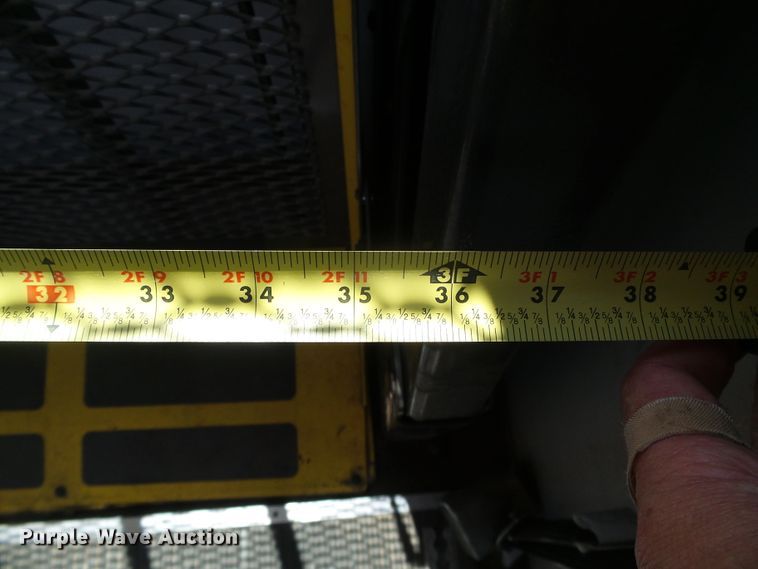 image for item DC5030 2006 Ford Econoline E450 Super Duty shuttle bus