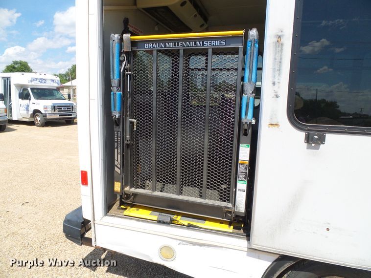 image for item DC5030 2006 Ford Econoline E450 Super Duty shuttle bus