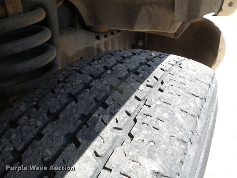 image for item DC5030 2006 Ford Econoline E450 Super Duty shuttle bus