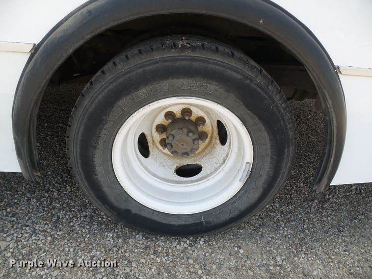 image for item DC5030 2006 Ford Econoline E450 Super Duty shuttle bus