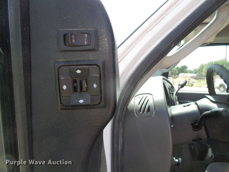 image for item DC5030 2006 Ford Econoline E450 Super Duty shuttle bus