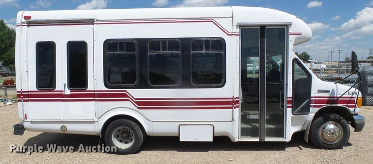 image for item DC5031 2006 Ford Econoline E450 Super Duty shuttle bus
