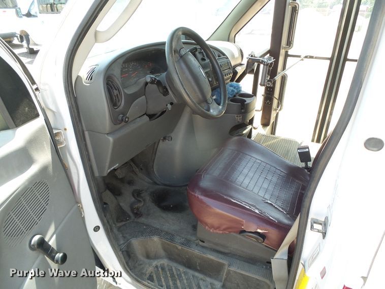 image for item DC5031 2006 Ford Econoline E450 Super Duty shuttle bus