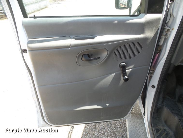 image for item DC5031 2006 Ford Econoline E450 Super Duty shuttle bus