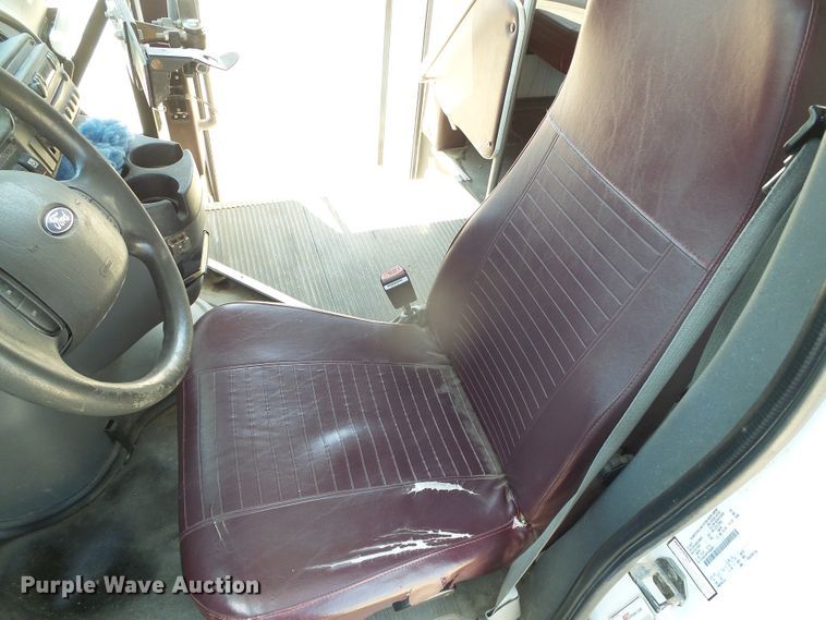 image for item DC5031 2006 Ford Econoline E450 Super Duty shuttle bus