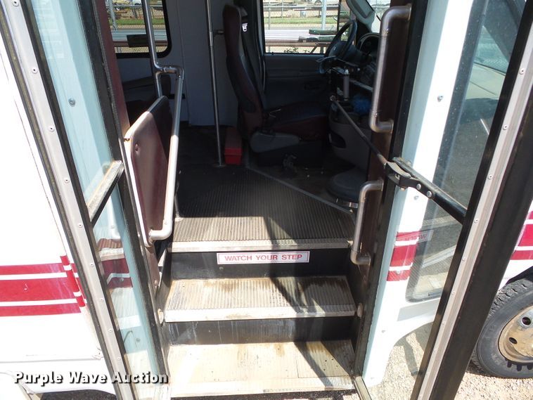 image for item DC5031 2006 Ford Econoline E450 Super Duty shuttle bus