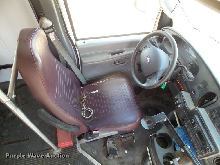 image for item DC5031 2006 Ford Econoline E450 Super Duty shuttle bus