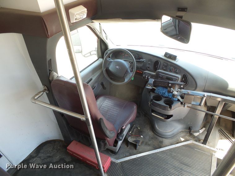 image for item DC5031 2006 Ford Econoline E450 Super Duty shuttle bus