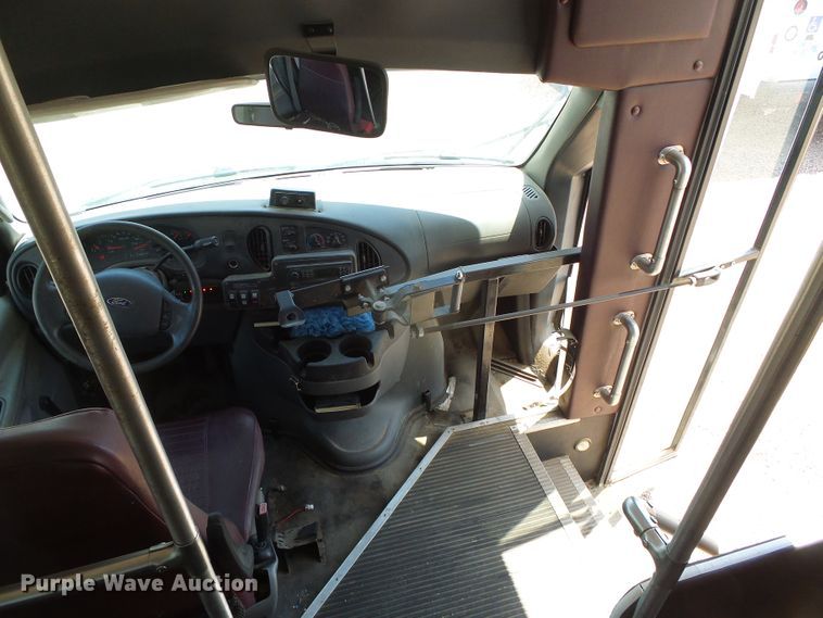 image for item DC5031 2006 Ford Econoline E450 Super Duty shuttle bus