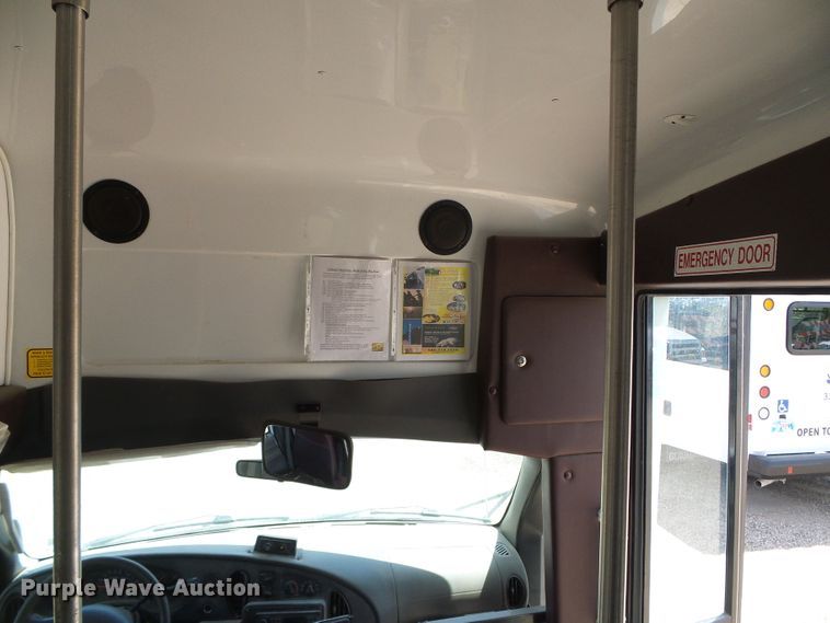 image for item DC5031 2006 Ford Econoline E450 Super Duty shuttle bus