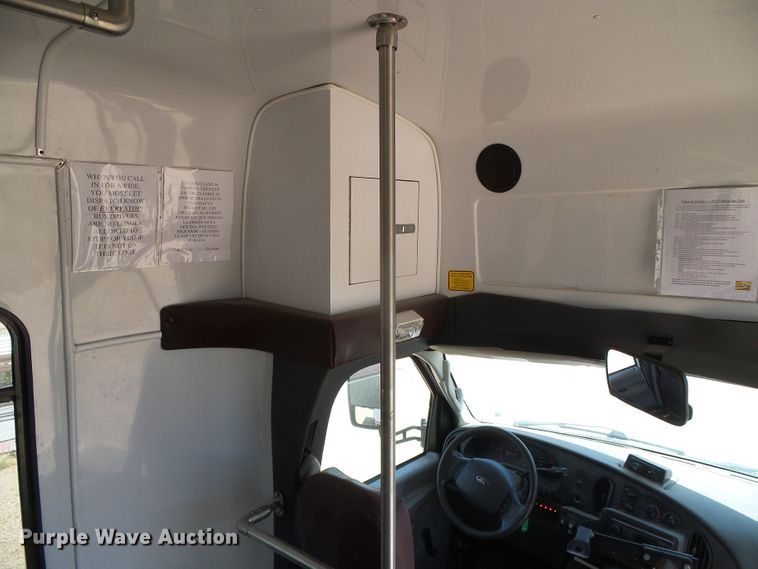 image for item DC5031 2006 Ford Econoline E450 Super Duty shuttle bus