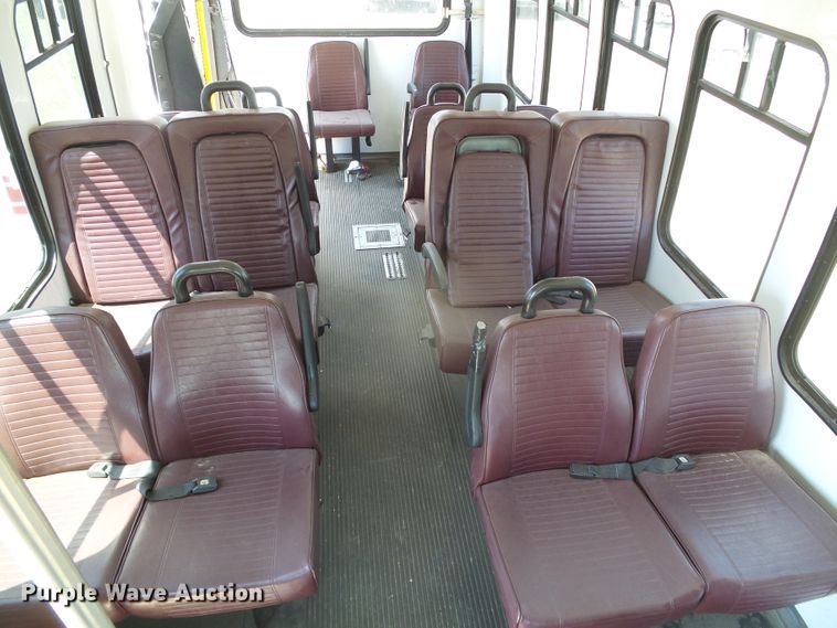 image for item DC5031 2006 Ford Econoline E450 Super Duty shuttle bus