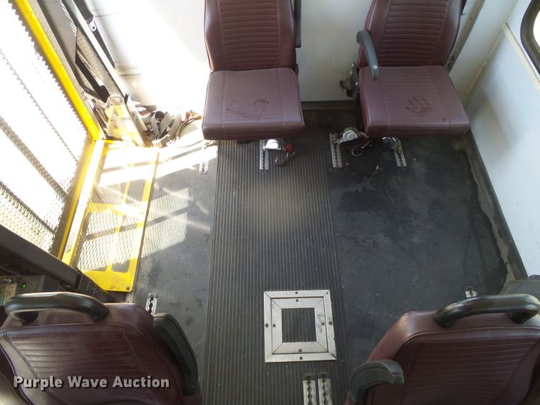 image for item DC5031 2006 Ford Econoline E450 Super Duty shuttle bus