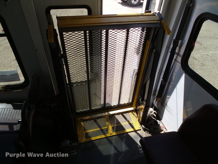 image for item DC5031 2006 Ford Econoline E450 Super Duty shuttle bus