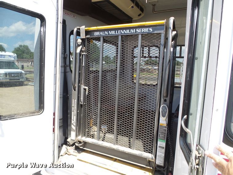 image for item DC5031 2006 Ford Econoline E450 Super Duty shuttle bus