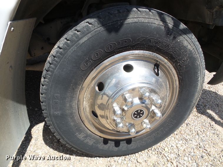 image for item DC5031 2006 Ford Econoline E450 Super Duty shuttle bus