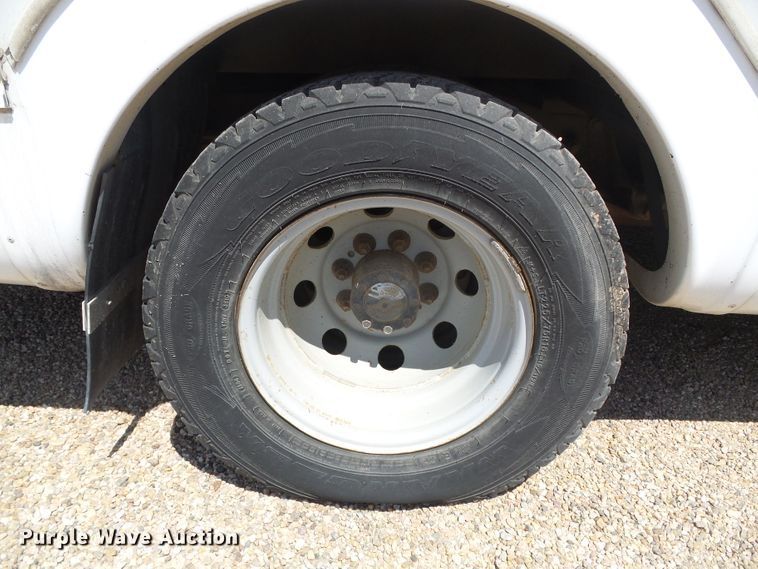 image for item DC5031 2006 Ford Econoline E450 Super Duty shuttle bus