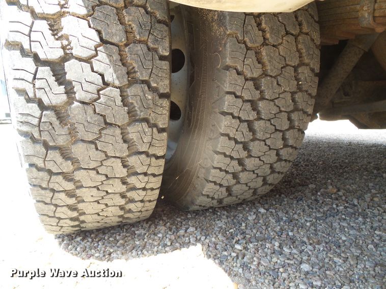 image for item DC5031 2006 Ford Econoline E450 Super Duty shuttle bus