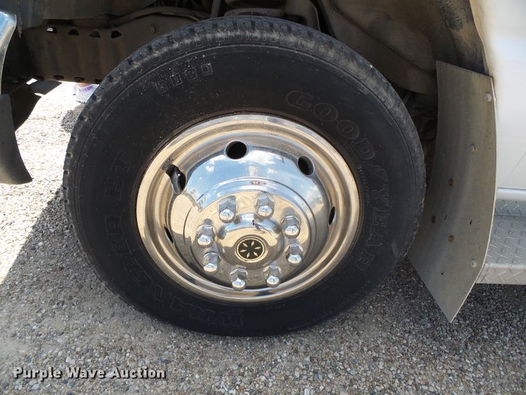 image for item DC5031 2006 Ford Econoline E450 Super Duty shuttle bus