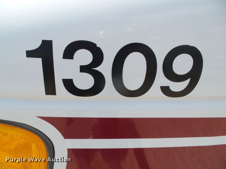 image for item DC5031 2006 Ford Econoline E450 Super Duty shuttle bus