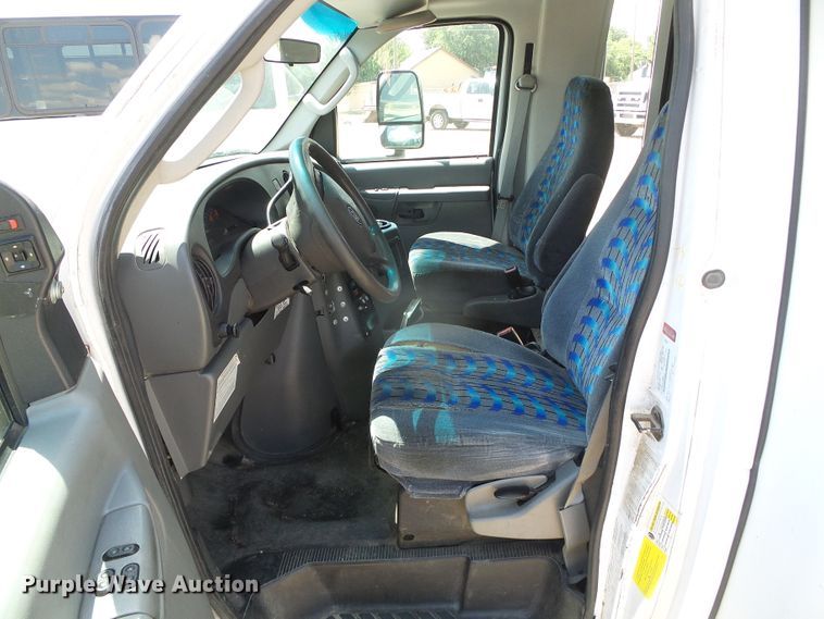 image for item DC5032 2008 Ford Econoline E450 Super Duty shuttle bus