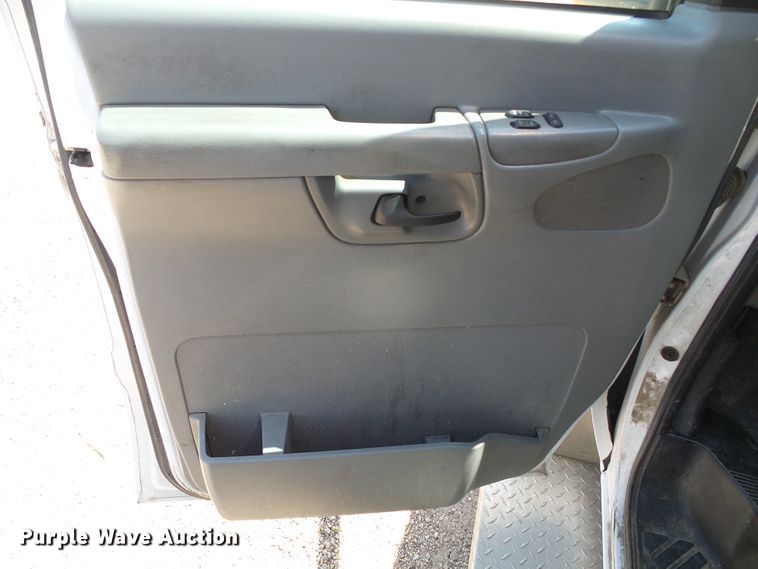 image for item DC5032 2008 Ford Econoline E450 Super Duty shuttle bus