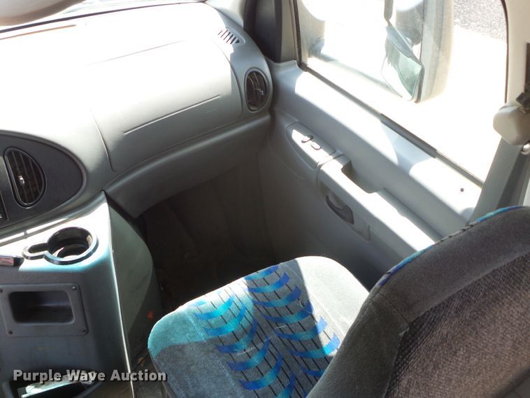 image for item DC5032 2008 Ford Econoline E450 Super Duty shuttle bus