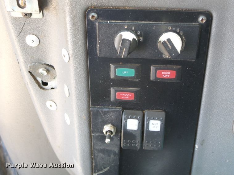 image for item DC5032 2008 Ford Econoline E450 Super Duty shuttle bus