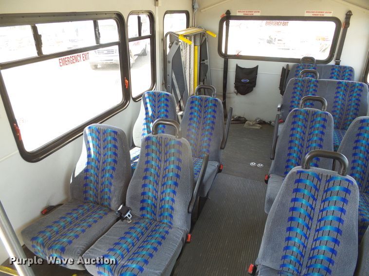 image for item DC5032 2008 Ford Econoline E450 Super Duty shuttle bus