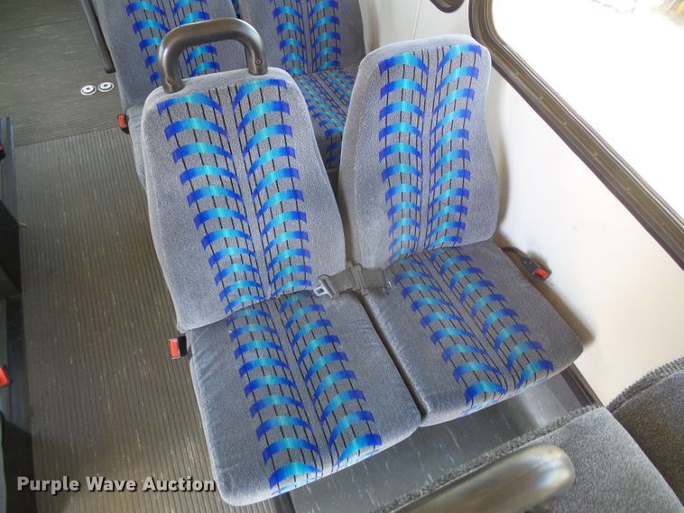 image for item DC5032 2008 Ford Econoline E450 Super Duty shuttle bus