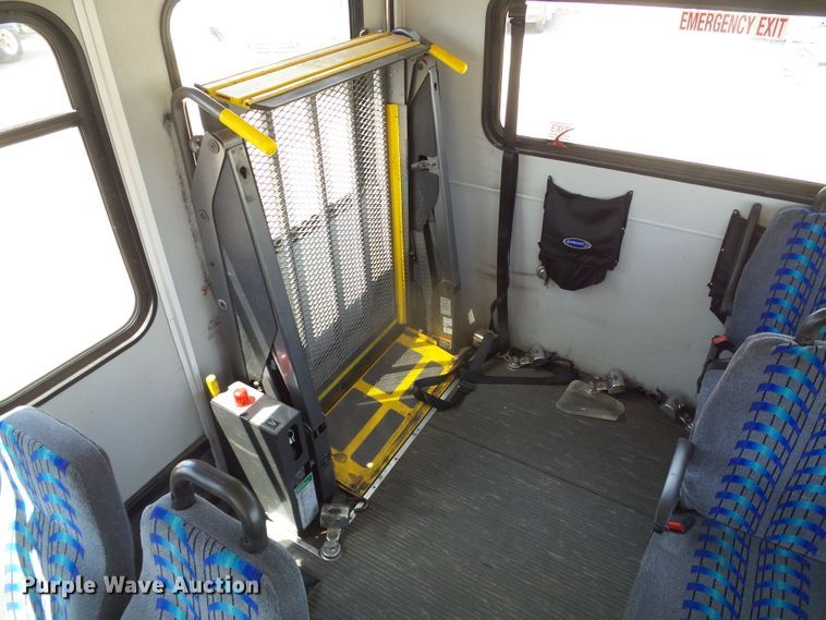 image for item DC5032 2008 Ford Econoline E450 Super Duty shuttle bus