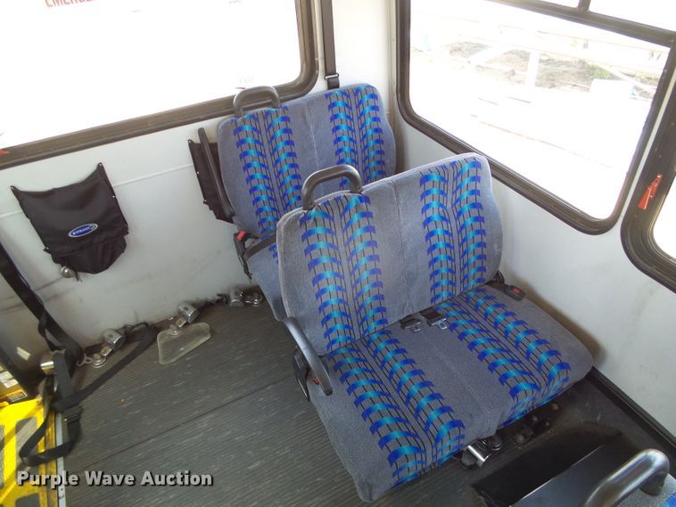 image for item DC5032 2008 Ford Econoline E450 Super Duty shuttle bus