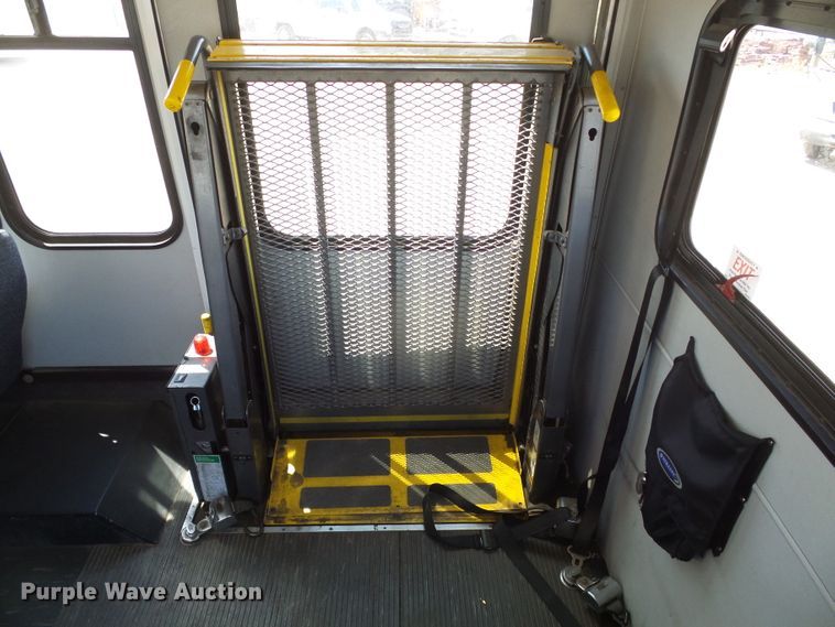 image for item DC5032 2008 Ford Econoline E450 Super Duty shuttle bus