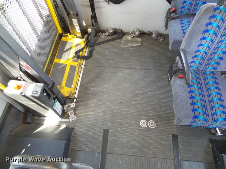 image for item DC5032 2008 Ford Econoline E450 Super Duty shuttle bus