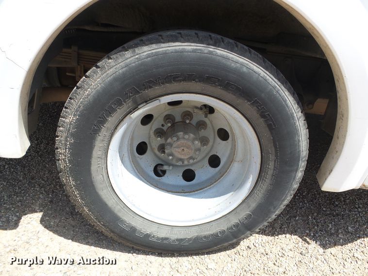 image for item DC5032 2008 Ford Econoline E450 Super Duty shuttle bus