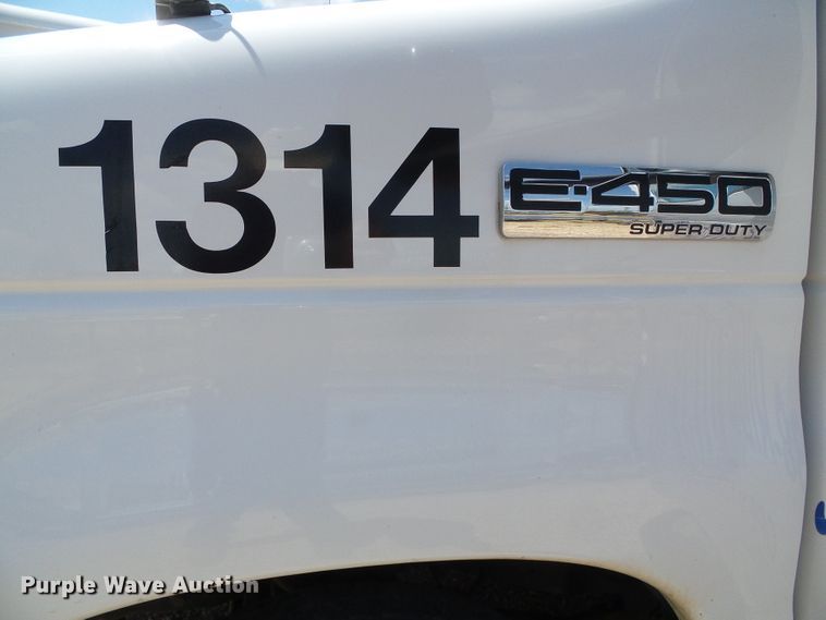 image for item DC5032 2008 Ford Econoline E450 Super Duty shuttle bus