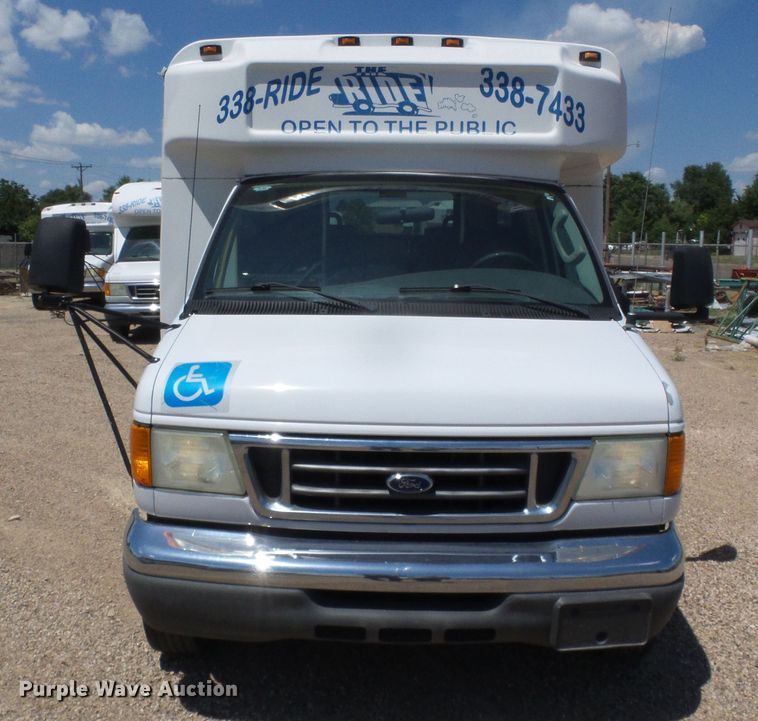 image for item DC5033 2006 Ford E350 Super Duty shuttle bus