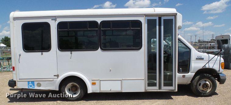 image for item DC5033 2006 Ford E350 Super Duty shuttle bus
